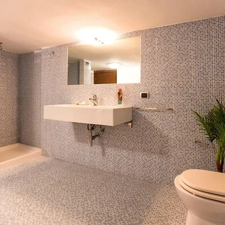 Malaya Con 2 Piscine Per 18 Persone