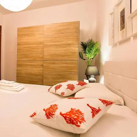 Malaya Con 2 Piscine Per 18 Persone