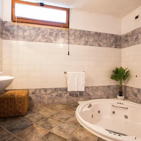 Malaya Con 2 Piscine Per 18 Persone *