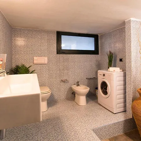 Malaya Con 2 Piscine Per 18 Persone